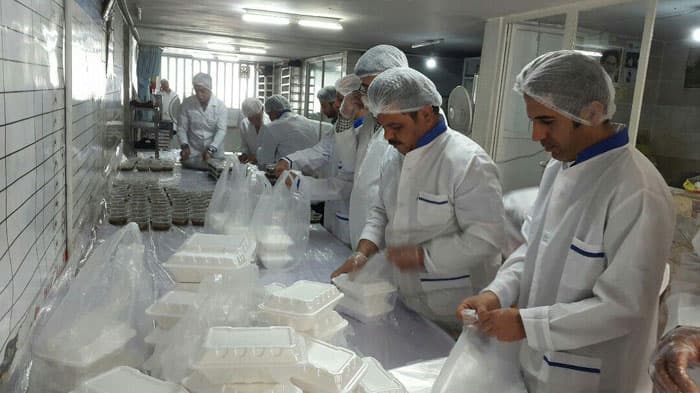 داوطلبان در آشپزخانهٴ افطاری